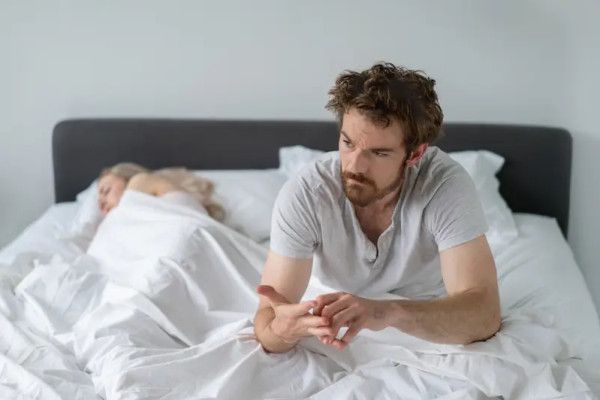 خبراء يحذرون من الاستيقاظ المتكرر بين الثانية والثالثة صباحاً