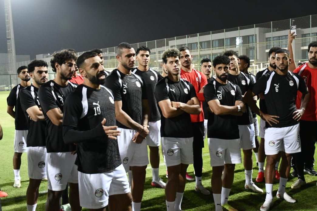 وزير الرياضة مع لاعبي منتخب مصر