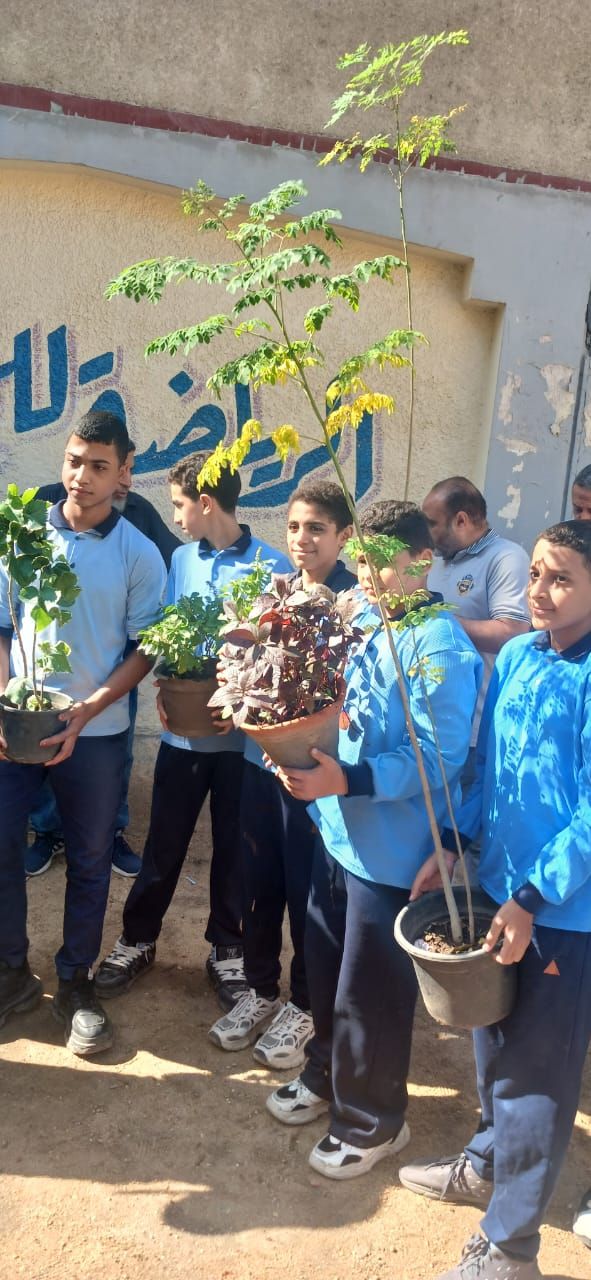 “اتحضر للأخضر” داخل مدارس الجيزة، تدريب الطلاب عمليا على زراعة الأشجار والنباتات