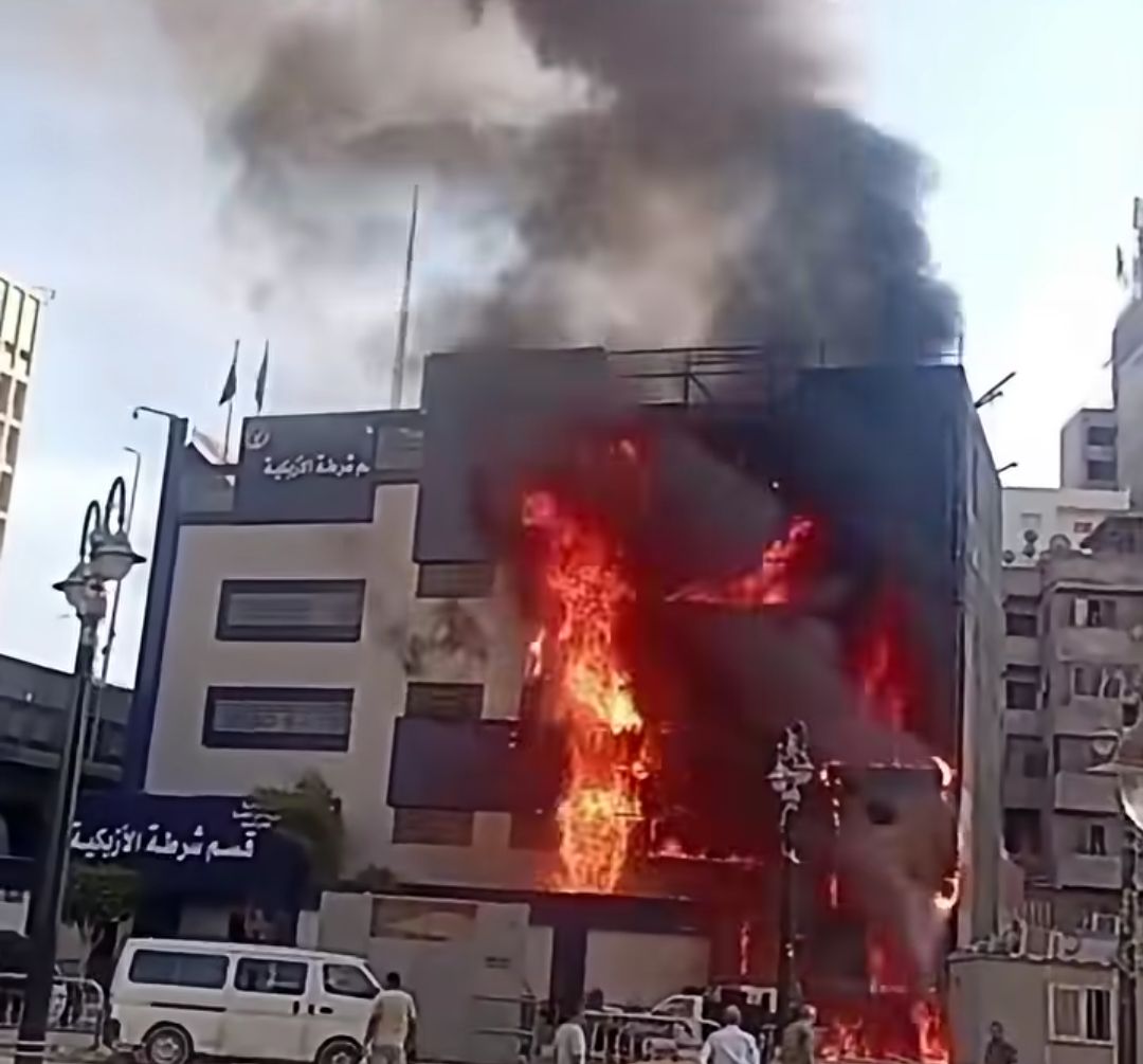 سبب حريق قسم الأزبكية، انفجار كابل كهربائي يشعل النيران ويلتهم جزءًا من الواجهة