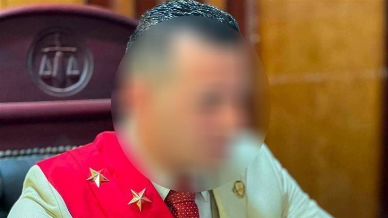 القلق يسيطر على المتهم بانتحال صفة قاضي و3 موظفين بمحكمة شمال القاهرة خلال جلسة محاكمته