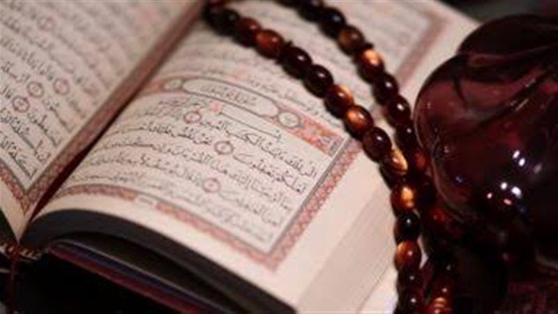 هل يجوز قطع قراءة القرآن أثناء الأذان؟ الإفتاء توضح