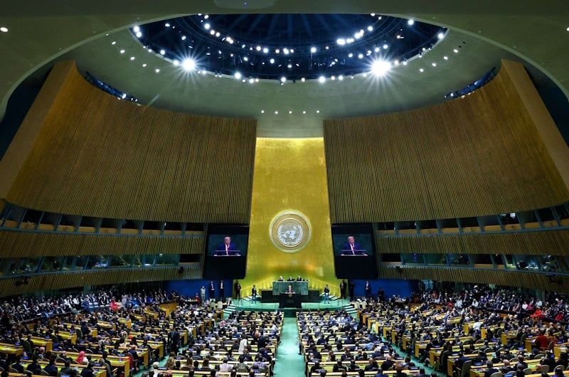 الغارديان: في الأمم المتحدة… مطلوبون بجرائم يتحدون العالم ويقدمون المواعظ الأخلاقية في مشهد يجسد انهيار النظام الدولي