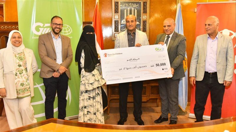 تشمل 52 أسرة، محافظ أسيوط يسلم الدفعة الأولى من تمويلات مشروع "جذور النمو"
