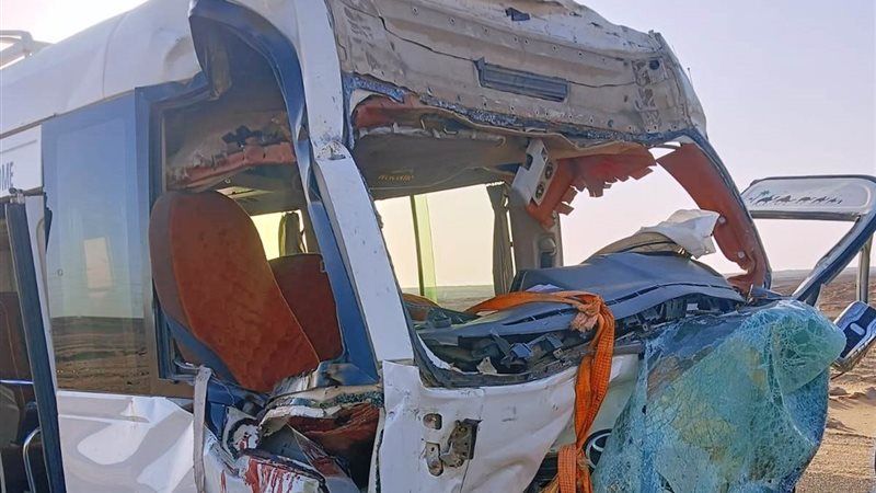 محافظ أسوان يطمئن على مصابي حادث التصادم بطريق أبو سمبل (صور)