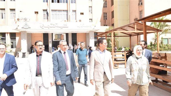 رئيس جامعة بنها يتفقد الدراسة بكليتي الآداب والتجارة، ويؤكد تعزيز الهوية الوطنية والوعي المجتمعي