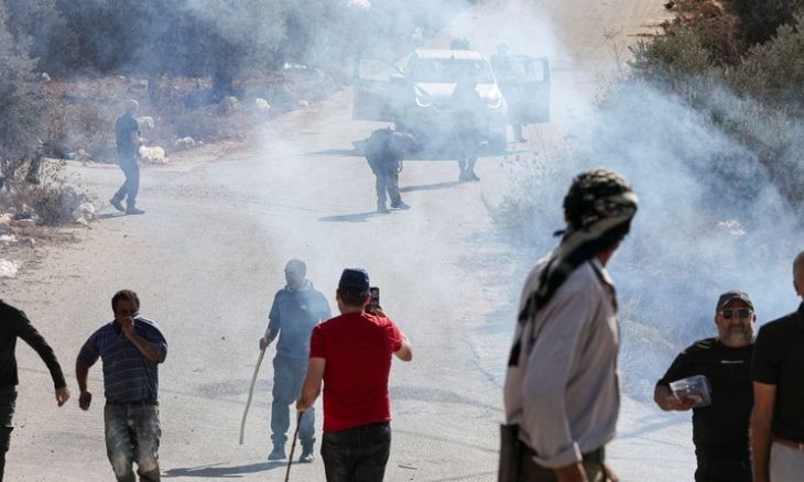 بقنابل الصوت والغاز المسيل للدموع… الاحتلال يمنع أهالي بلدة بيتا من قطف الزيتون