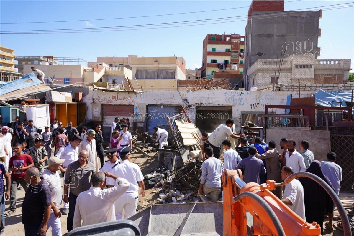 توجيه إنذار إلى أحد المحال المخالفة التي تعمل في نشاط الخردة، فيتو