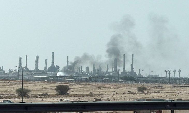 دخان ونيران بالقرب من منشأة لأرامكو في الرياض