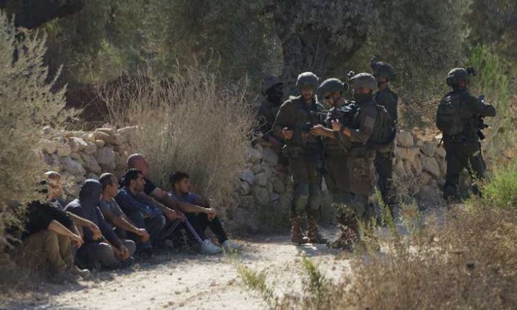الضفة… جيش الاحتلال الإسرائيلي يعتقل 4 فلسطينيين ويداهم عشرات المنازل