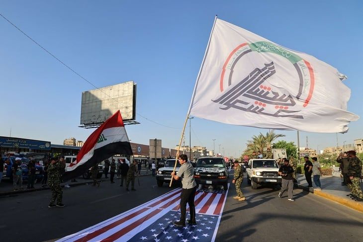العراق يعتقل “متجاوزين” بحق علم أمريكا خلال استعراض لـ”الحشد”