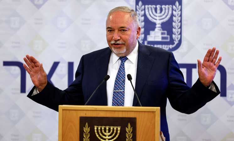 ملصقات إسرائيلية تهدد الفلسطينيين بالاعتقال لنشاطهم الرقمي… وليبرمان يدعو لتفكيك السلطة وإلغاء أوسلو