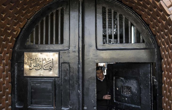 تأجيل تطبيق قانون “الإجراءات الجنائية” يشعل احتجاجات في سجون مصرية