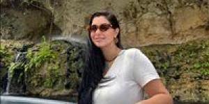 من وادي دربات إلى سمهرم.. النجمة كلوديا حنا تكتشف سحر الطبيعة في ظفار