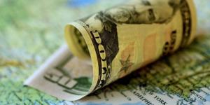 الدولار يتجه لمكاسب أسبوعية مع زيادة عوائد السندات وتصاعد توقعات رفع الفائدة