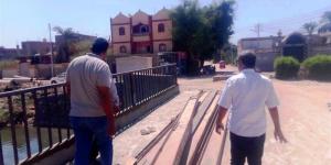 الانتهاء من تركيب الحواجز الحديدية بكوبري البلابيش تمهيدا لافتتاحه في سوهاج