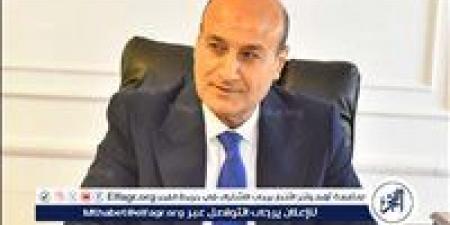 محافظ أسيوط يتابع تسليم عقود التمليك بالفتح وحملات النظافة والإنارة بمراكز المحافظة