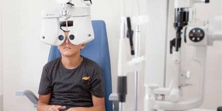 الصحة تكشف خطوات فحص حدة الإبصار للطلاب ضمن مبادرة«عيون أطفالنا مستقبلنا»