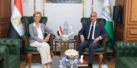 محافظ الجيزة يستقبل سفيرة الاتحاد الأوروبي بالقاهرة لبحث التعاون المشترك