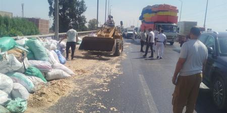 انقلاب حمولة سيارة نقل أعلى كوبري قها بالطريق الزراعي (صور)