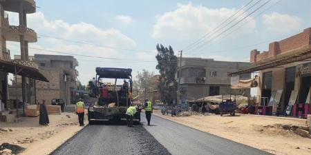متابعة أعمال رصف طريق الجنابهة بحوش عيسى ضمن الخطة الاستثمارية بالبحيرة