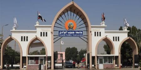 اتهمته بتعطيل العدالة، تغريم رئيس جامعة جنوب الوادي وإلغاء اللوم بحق أستاذة علم النفس