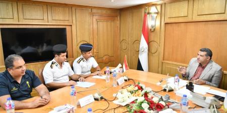 محافظ قنا يستعرض مشروعات الخطة الاستثمارية ويوجه بسرعة تنفيذها