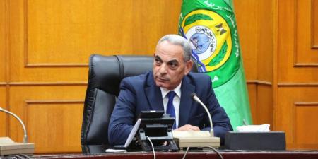 محافظ الإسماعيلية يسلم 5 منح عمرة مجانية لأبناء المحافظة من الفئات الأولى بالرعاية