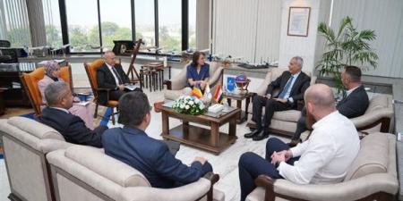 رئيس مصر للطيران يبحث مع وفد روماني تعزيز التعاون وتطوير الخدمات الفنية