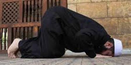 هل يجوز الإشارة أثناء الصلاة لإسكات الأطفال؟ أمين الفتوى يجيب (فيديو)