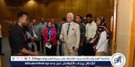 رئيس جامعة أسيوط يلتقي الطلاب الوافدين للاطمئنان على انتظام الدراسة والاستماع لمقترحاتهم