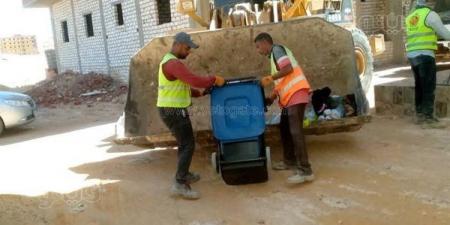 رفع القمامة والمخلفات بقرية رأس الحكمة في مطروح بمشاركة مجتمعية من الشركات