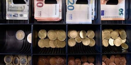 اليورو يتراجع لأدنى مستوى في 17 شهرًا وسط ضغوط الأسواق