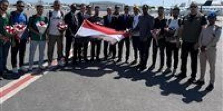 وصول البحارة المصريين إلى مقديشيو تمهيدًا لسفرهم إلى القاهرة برفقه السفير المصري