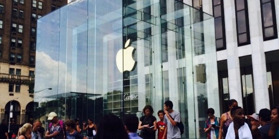 سرقة 300 جهازiPhone أمام متجر apple بنيويورك