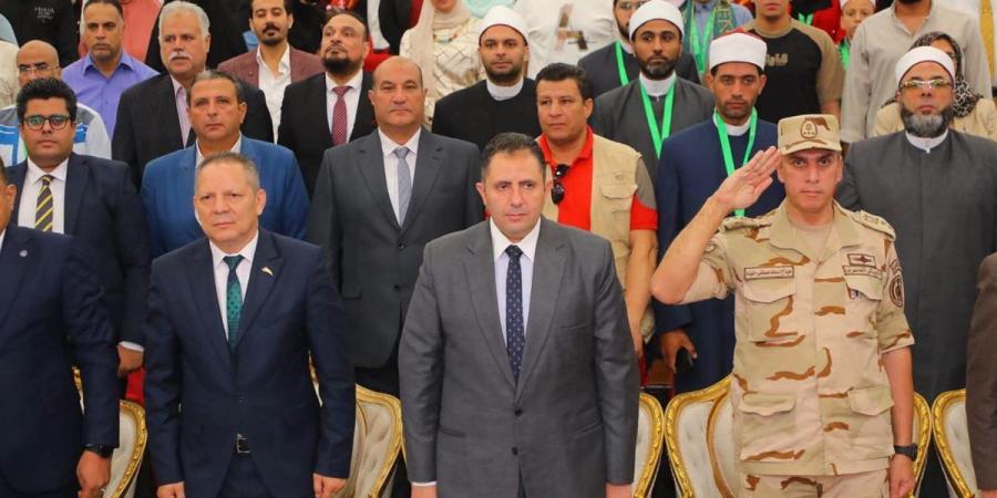 محافظ دمياط يكرم حفظة القرآن بـ سفراء التلاوة ويمنحهم 20 رحلة عمرة