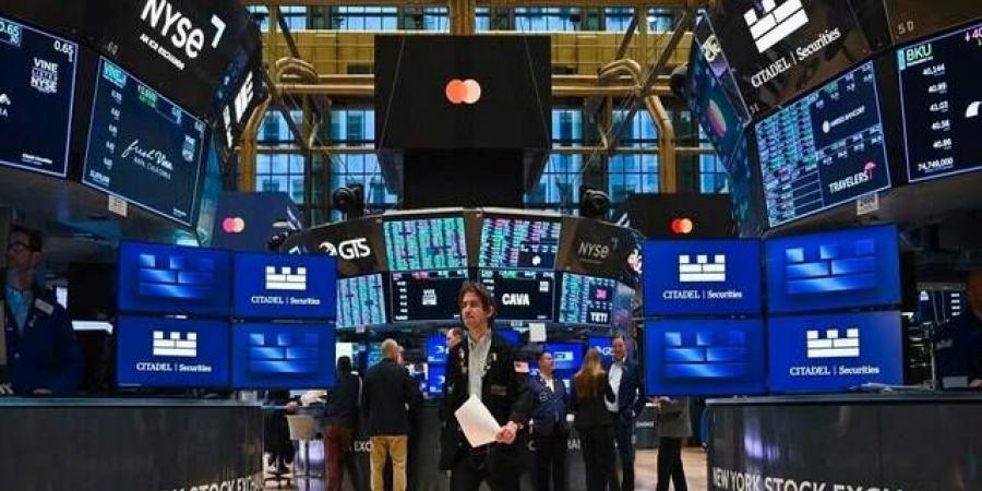 تراجع الأسهم الأمريكية وسط ضغوط السندات وترقب قمة ترامب وشي