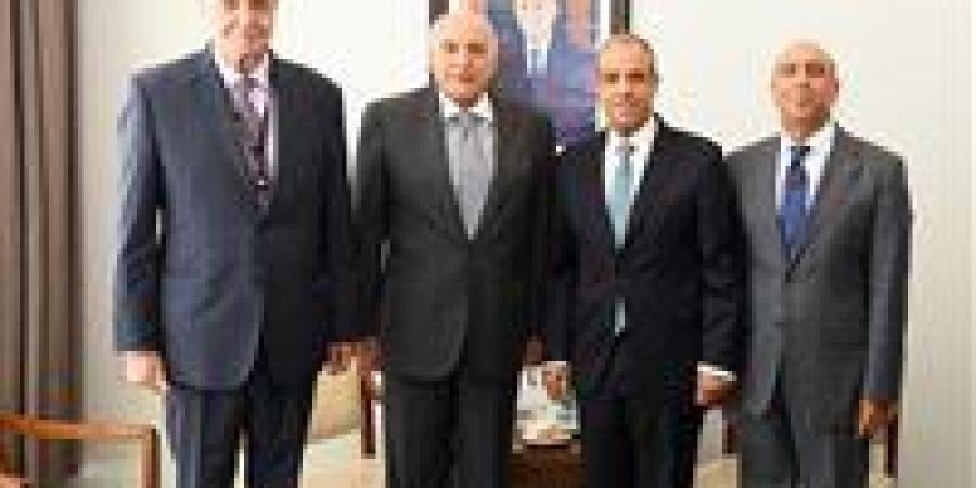 وزير الخارجية يبحث مع نظيره الجزائري دفع التعاون والتنسيق إزاء القضايا الإقليمية.
