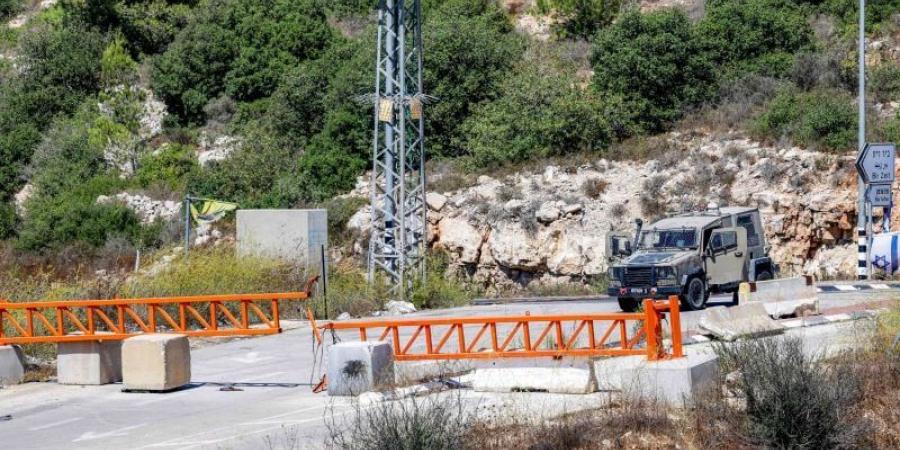 جيش الاحتلال يغلق معظم حواجز رام الله لليوم الثاني… ومستوطنون يحرقون مركبات في رنتيس