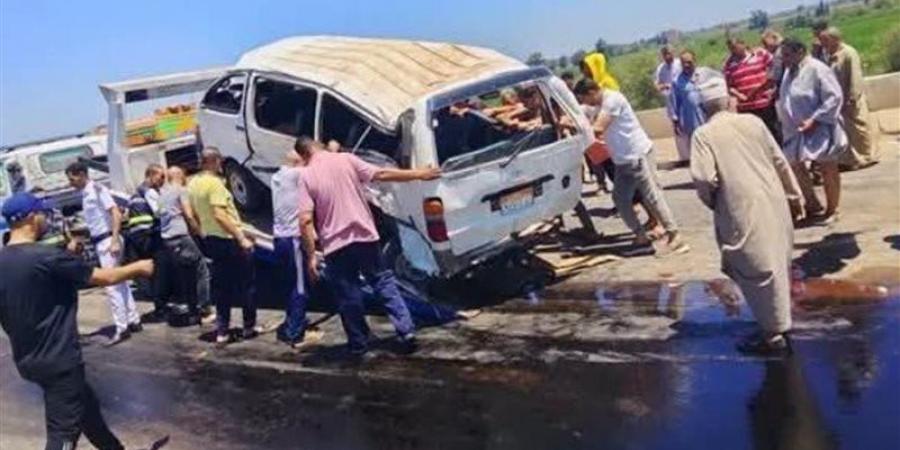 إصابة 7 أشخاص في انقلاب ميكروباص أعلى محور الضبعة الصحراوي
