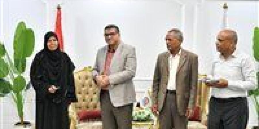 برعاية رئيس الجمهورية.. محافظ قنا يستقبل 5 فائزات برحلات عمرة مجانية من "صندوق تحيا مصر"