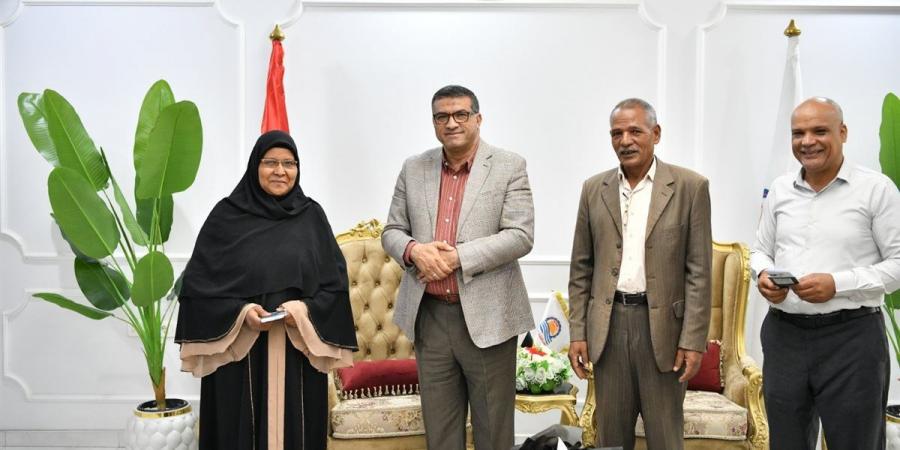 محافظ قنا يستقبل 5 فائزات برحلات عمرة مجانية من "صندوق تحيا مصر"