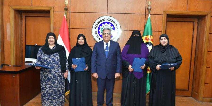 محافظ الدقهلية يوزع 5 رحلات عمرة على أبناء المحافظة الأولى بالرعاية