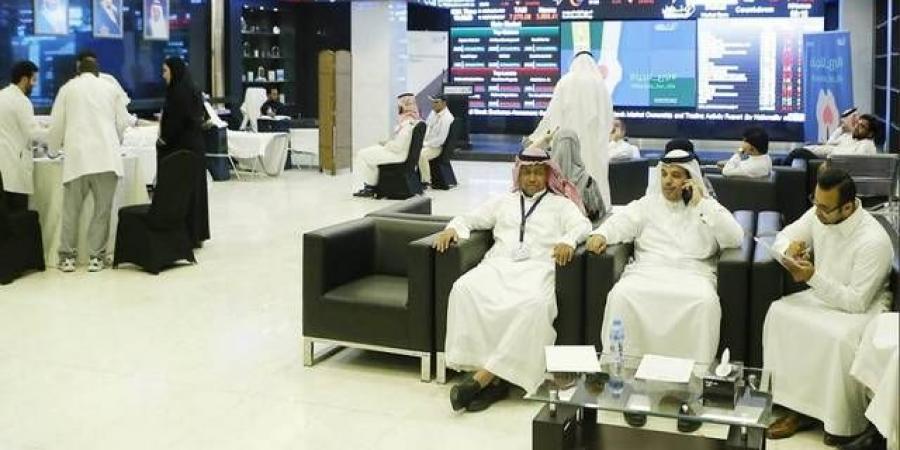 الأسهم القيادية بقطاعي الطاقة والبنوك تجتذب سيولة السوق السعودية عند الإغلاق