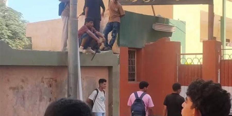 طلاب أعلى سور مدرسة شبين القناطر الثانوية للبنات، والتعليم: جارٍ تحديد هويتهم واتخاذ الإجراءات اللازمة