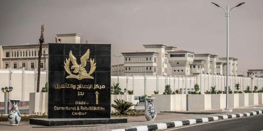 غضب المحبوسين احتياطياً ينفجر في مصر: امتناع عن الطعام وتحطيم كاميرات مراقبة خلال إحدى المحاكمات