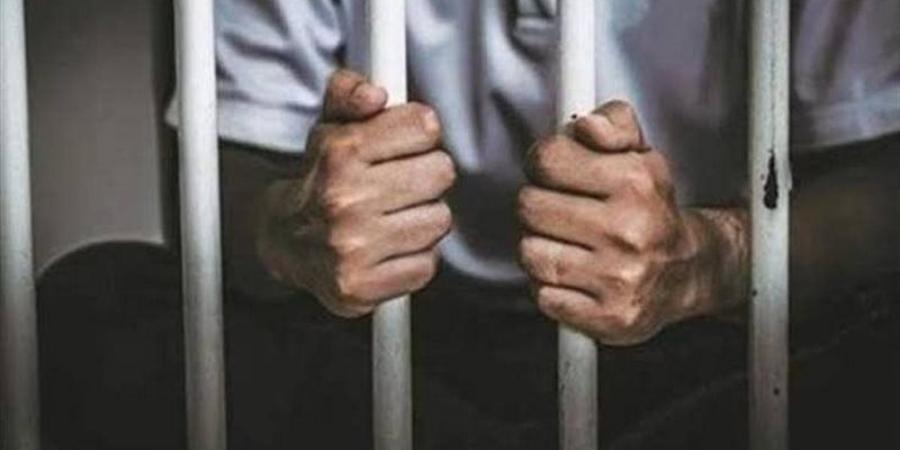 النيابة تأمر بضبط شريكي عاطل متهم بانتحال صفة طبيب نفسي بعين شمس