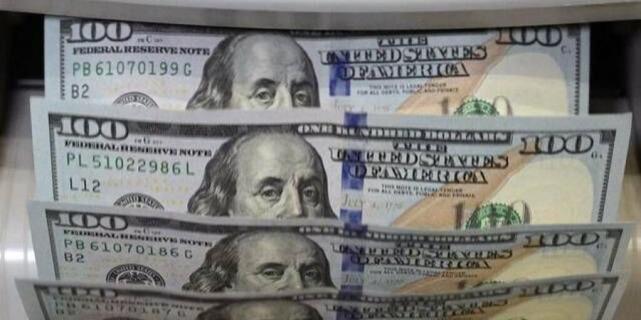 الدولار يرتفع طفيفًا قرب أعلى مستوياته في شهرين