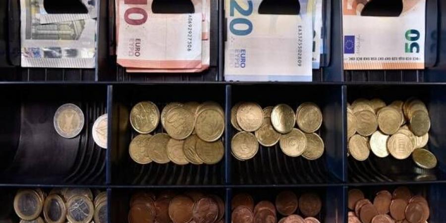 اليورو يتراجع لأدنى مستوى في 17 شهرًا وسط ضغوط الأسواق