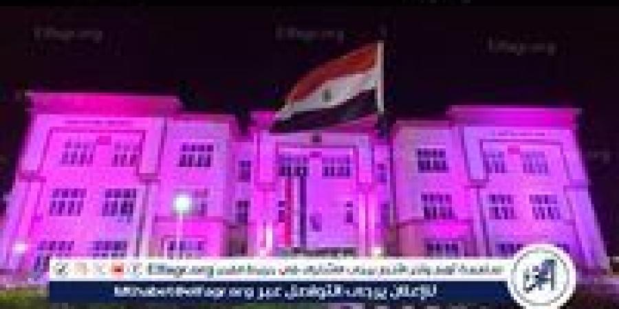 "باللون الوردي" جامعة أسيوط الأهلية تضيء ليلها برسالة أمل في مواجهة سرطان الثدى